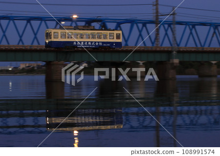穿越平靜的莊川的富山地方鐵道De7000號列車_2023年11月4日拍攝的照片 穿越平靜的莊川的富山地方鐵道De7000號列車_2023年11月4日拍攝的照片 108991574