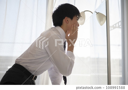 一名國中男孩擔心家裡鏡子裡自己的臉。 108991588