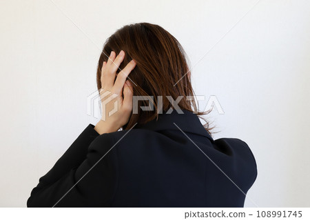 抱著她的頭西裝的女人 108991745
