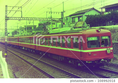 京急 600 601 級及其他特快列車（當時有銘牌），上岡屏浦，1976 年 12 月 3 日 108992018