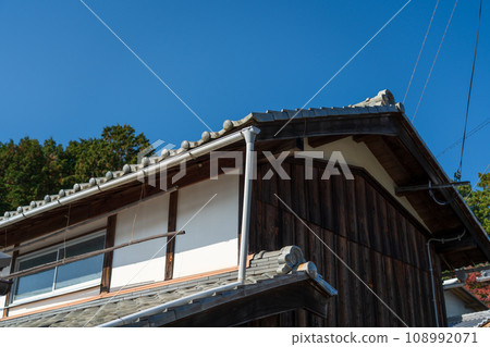 Japanese roof tiles, misaligned roof tiles, causes of rain leaks 108992071