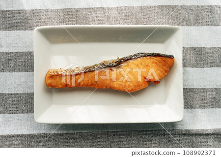 烤鮭魚餐桌照片 108992371