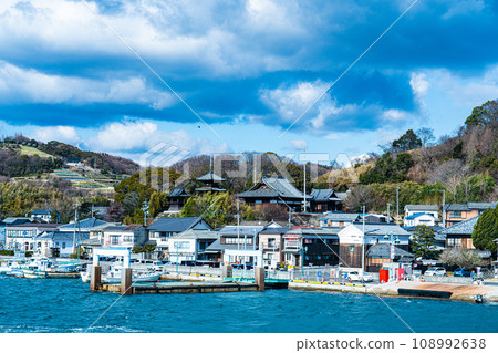 從牛窗港出發的前島渡輪的前島丸看到的牛窗街景 3 岡山縣瀨戶內市牛窗町 108992638