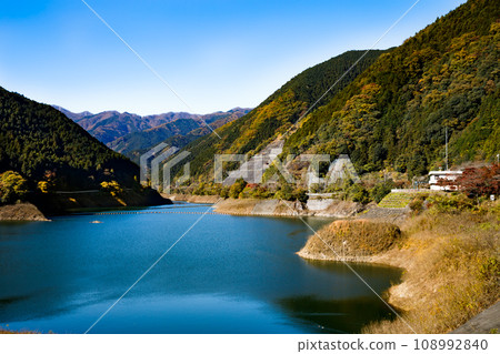埼玉縣飯能市，秋天的名栗湖（有馬水庫） 108992840