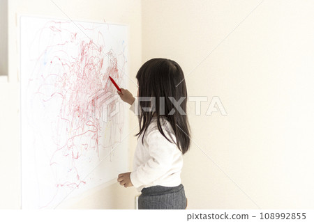 一個女孩（3歲，日本人）在牆上的白板上亂寫亂畫 108992855