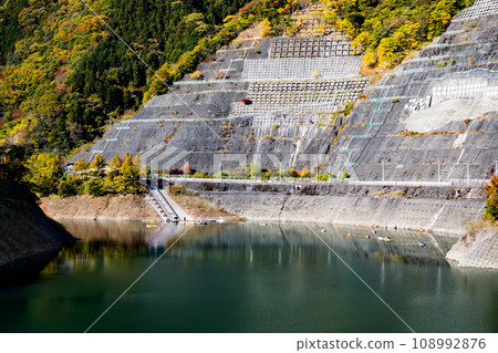 埼玉縣飯能市，秋天的名栗湖（有馬水庫） 108992876