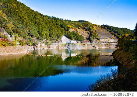 Hanno City, Saitama Prefecture, Autumn Lake Naguri (Arima Dam) 108992878