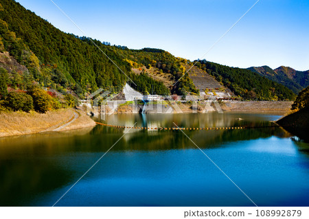 埼玉縣飯能市，秋天的名栗湖（有馬水庫） 108992879
