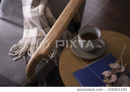 coffee and books on the table 108993380