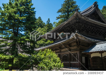 Fukui Eiheiji temple and courtyard colored in blue and green in midsummer Fukui Eiheiji temple and courtyard colored in blue and green in midsummer 108993437