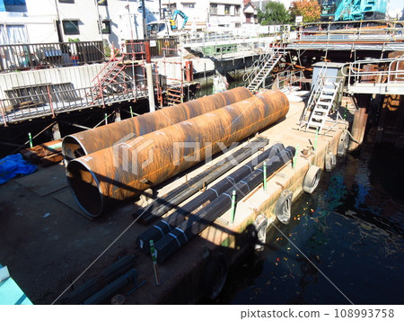 Reconstruction work of Tatsumi Bridge over the west tributary of the Oshima River in Koto Ward, Tokyo Reconstruction work of Tatsumi Bridge over the west tributary of the Oshima River in Koto Ward, Tokyo 108993758