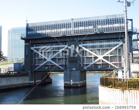 "Oshima River Water Gate" built in Eitai, Koto Ward, Tokyo 108993759