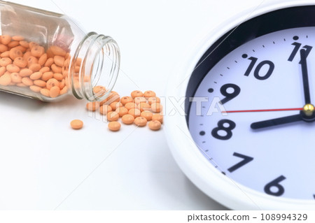 Image of medicine and clock 108994329
