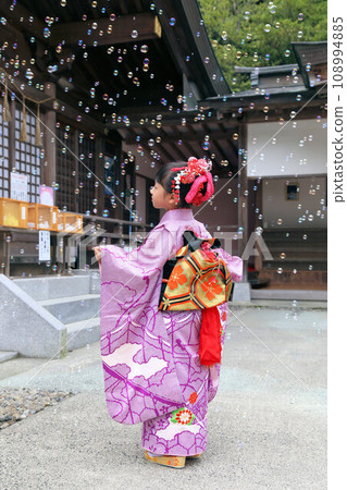 A cute girl wearing a long-sleeved kimono wearing a long-sleeved kimono for a 7-year-old's Shichi-Go-San pilgrimage on location at a shrine. Classic hairstyle. A cute girl wearing a long-sleeved kimono wearing a long-sleeved kimono for a 7-year-old's Shichi-Go-San pilgrimage on location at a shrine. Classic hairstyle. 108994885