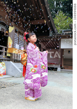 A cute girl wearing a long-sleeved kimono wearing a long-sleeved kimono for a 7-year-old's Shichi-Go-San pilgrimage on location at a shrine. Classic hairstyle. A cute girl wearing a long-sleeved kimono wearing a long-sleeved kimono for a 7-year-old's Shichi-Go-San pilgrimage on location at a shrine. Classic hairstyle. 108994888