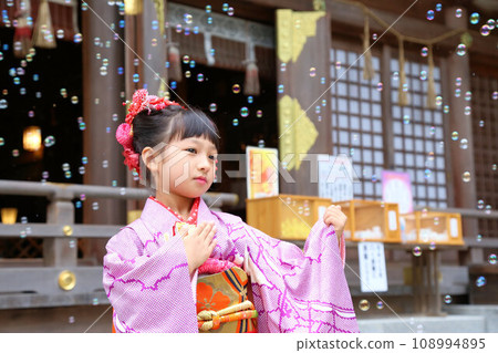 A cute girl wearing a long-sleeved kimono wearing a long-sleeved kimono for a 7-year-old's Shichi-Go-San pilgrimage on location at a shrine. Classic hairstyle. A cute girl wearing a long-sleeved kimono wearing a long-sleeved kimono for a 7-year-old's Shichi-Go-San pilgrimage on location at a shrine. Classic hairstyle. 108994895