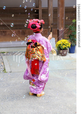 A cute girl wearing a long-sleeved kimono wearing a long-sleeved kimono for a 7-year-old's Shichi-Go-San pilgrimage on location at a shrine. Classic hairstyle. A cute girl wearing a long-sleeved kimono wearing a long-sleeved kimono for a 7-year-old's Shichi-Go-San pilgrimage on location at a shrine. Classic hairstyle. 108994901