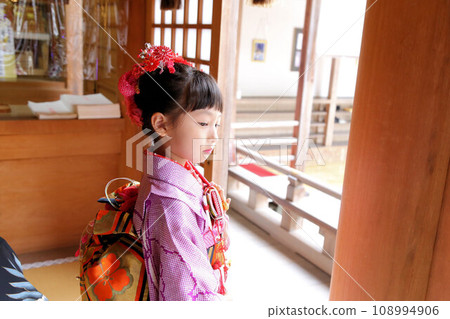 A cute girl wearing a long-sleeved kimono wearing a long-sleeved kimono for a 7-year-old's Shichi-Go-San pilgrimage on location at a shrine. Classic hairstyle. A cute girl wearing a long-sleeved kimono wearing a long-sleeved kimono for a 7-year-old's Shichi-Go-San pilgrimage on location at a shrine. Classic hairstyle. 108994906
