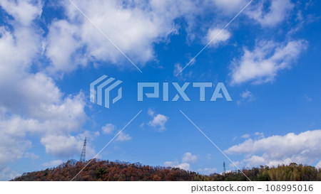 流動在藍天的白色雲彩 流動在藍天的白色雲彩 108995016