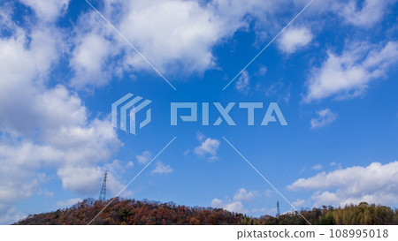 White clouds flowing in the blue sky 108995018