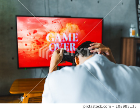 男人在家玩電子遊戲 男人在家玩電子遊戲 108995133
