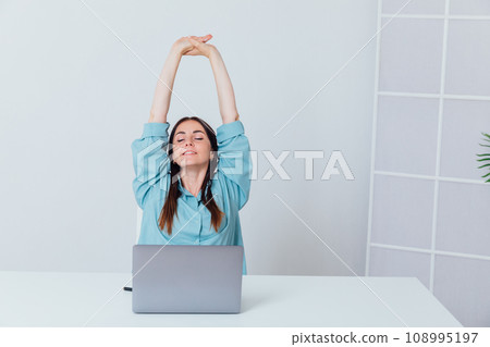 Business woman working on computer online in office Business woman working on computer online in office 108995197