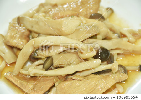 stir fried shimeji mushroom with chicken breast in soy sauce on white plate stir fried shimeji mushroom with chicken breast in soy sauce on white plate 108995554