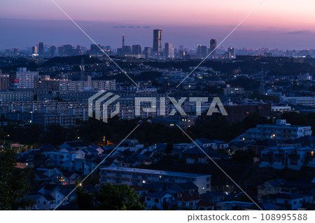 [Kanagawa Prefecture] Yokohama cityscape at dawn - residential area and downtown seen from the suburbs 108995588