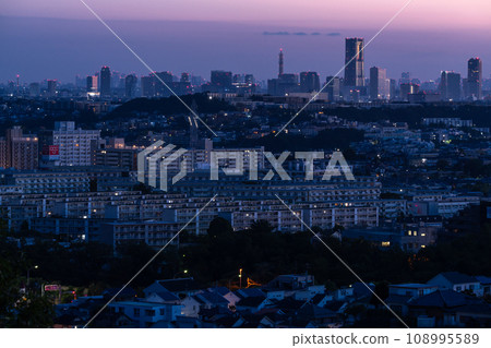 [Kanagawa Prefecture] Yokohama cityscape at dawn - residential area and downtown seen from the suburbs 108995589