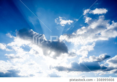 The shining sky is dazzling 108995608