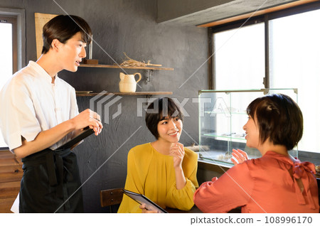 Two women ordering at a cafe. Photography provided by "Western confectionery shop sentiment" Two women ordering at a cafe. Photography provided by "Western confectionery shop sentiment" 108996170