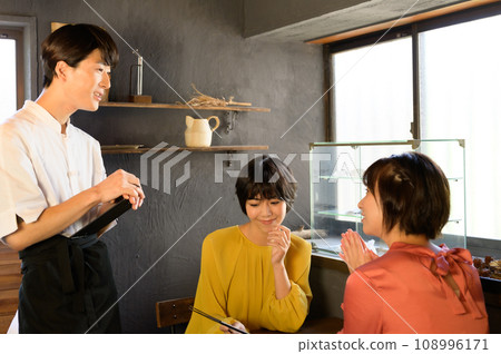 兩名女子在咖啡館點餐。攝影由「西點店情」提供 兩名女子在咖啡館點餐。攝影由「西點店情」提供 108996171