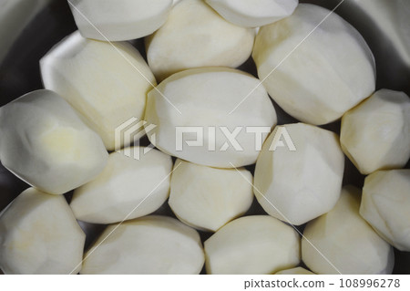 Peeled potatos 108996278