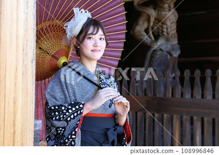 Pre-graduation hakama shooting location shooting image, female college student graduate location shooting rental costume Pre-graduation hakama shooting location shooting image, female college student graduate location shooting rental costume 108996846