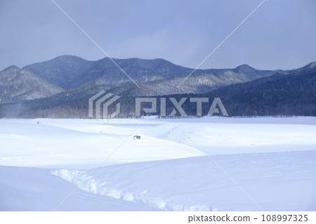 Scenery seen from the frozen surface of Lake Nukabira in winter 108997325