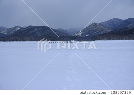 從結冰的額平湖表面看到的冬季風景 108997359