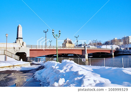 Nushimai Bridge on a winter morning (Kushiro City, Hokkaido) Nushimai Bridge on a winter morning (Kushiro City, Hokkaido) 108999329