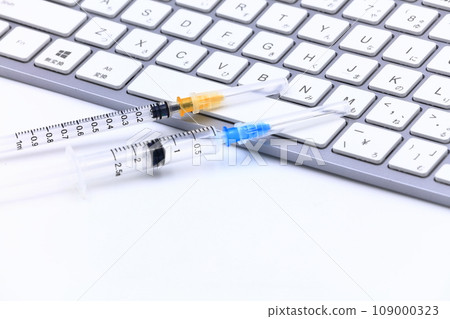 鍵盤和注射器的圖像 鍵盤和注射器的圖像 109000323