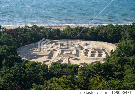 Kan'ei Tsuho ``Zenigata Sunae'' of Ariake Beach seen from Mt. Kotobashi (Kanonji City, Kagawa Prefecture) 109000471