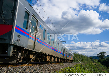 JR西日本 喜波126系列柴油車在山陰本線運行 109000894