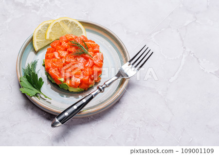 Delicious salmon and avocado tartare Delicious salmon and avocado tartare 109001109