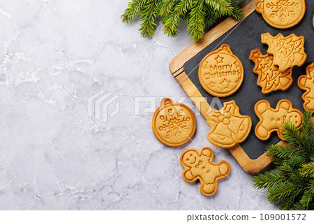 Diverse Christmas gingerbread cookies, festive sweetness Diverse Christmas gingerbread cookies, festive sweetness 109001572