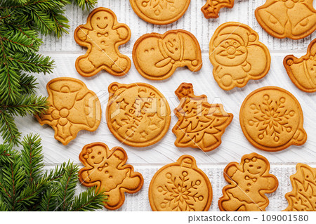 Diverse Christmas gingerbread cookies, festive sweetness 109001580