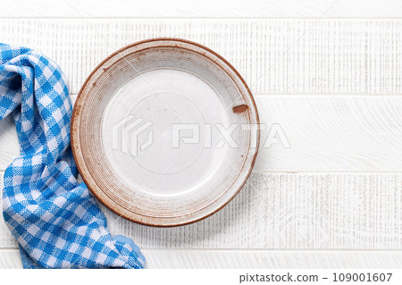 Mockup for a delicious meal. Empty plate on a table 109001607