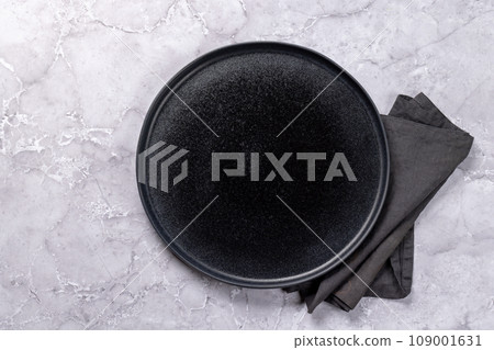 Mockup for a delicious meal. Empty plate on a table 109001631