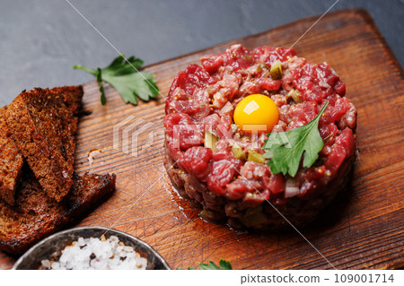 Savory beef tartare and brown bread toasts Savory beef tartare and brown bread toasts 109001714