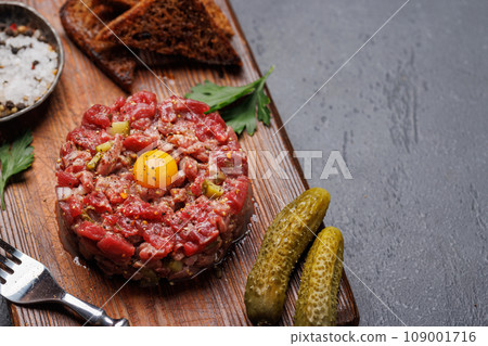 Savory beef tartare and brown bread toasts Savory beef tartare and brown bread toasts 109001716