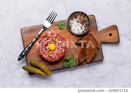 Savory beef tartare and brown bread toasts Savory beef tartare and brown bread toasts 109001718