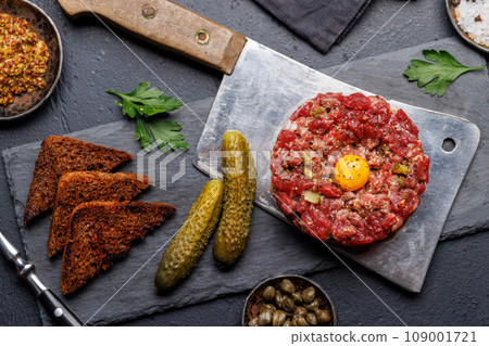 Savory beef tartare and brown bread toasts Savory beef tartare and brown bread toasts 109001721