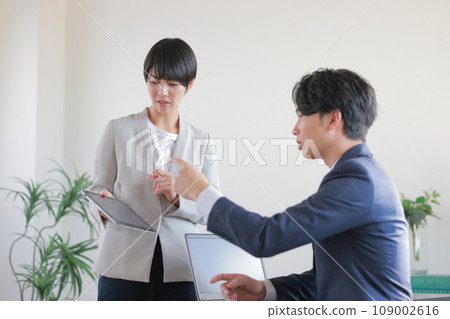 Boss 2 who angrily criticizes the materials created by his subordinates Boss 2 who angrily criticizes the materials created by his subordinates 109002616